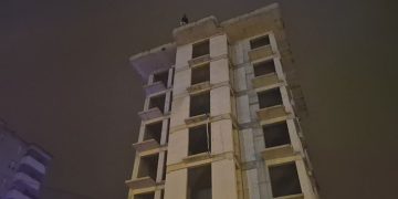 Otomobil ile motosiklet çarpıştı, 2 araç da alev alev yandı: 2 yaralı