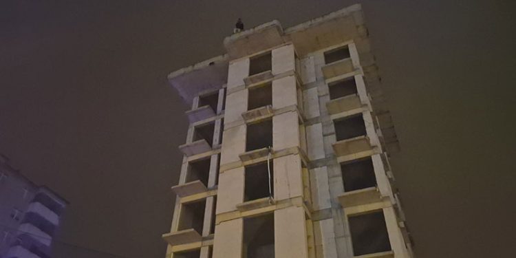 Otomobil ile motosiklet çarpıştı, 2 araç da alev alev yandı: 2 yaralı