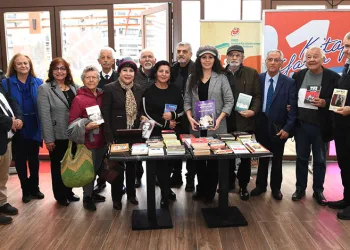 Şairler ve yazarlar kitaplarını gençler için bağışladı