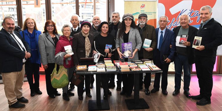 Şairler ve yazarlar kitaplarını gençler için bağışladı