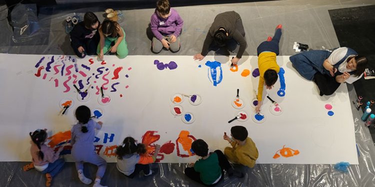 Çocuklar kolektif sanat üretimini öğreniyor