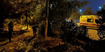 Motosikletin plakasını kaskına taktı, o şekilde trafiğe çıktı