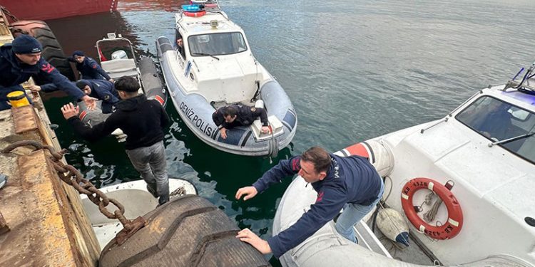 Kamyonetle çarpışan 17 yaşındaki motosiklet sürücüsü genç hayatını kaybetti