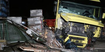 Tır iş yerine daldı, o anlar kameraya yansıdı