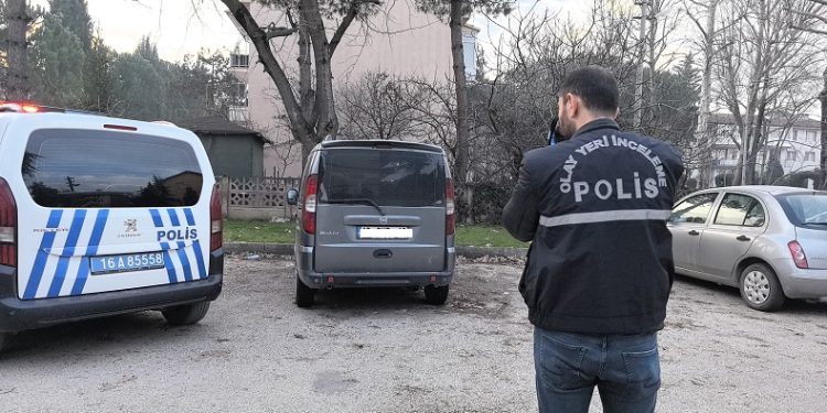 Bursa’da kurşunların isabet ettiği kamyonet delik deşik oldu