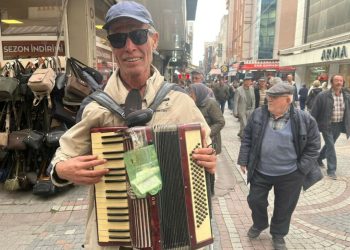 Aydınlılara müzik ziyafeti sunuyor