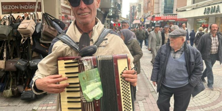 Aydınlılara müzik ziyafeti sunuyor