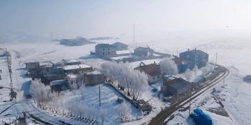 Bitlis Valisi Karakaya karakol ve üs bölgelerini havadan inceledi