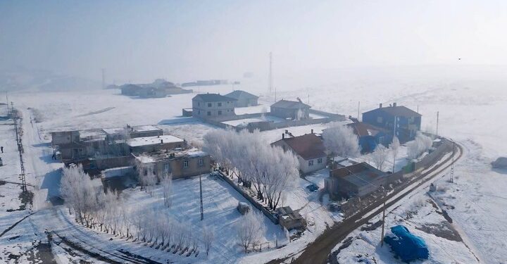 Bitlis Valisi Karakaya karakol ve üs bölgelerini havadan inceledi