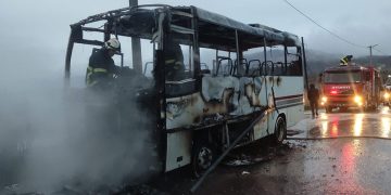 Öğrenci servisi alev alev yandı