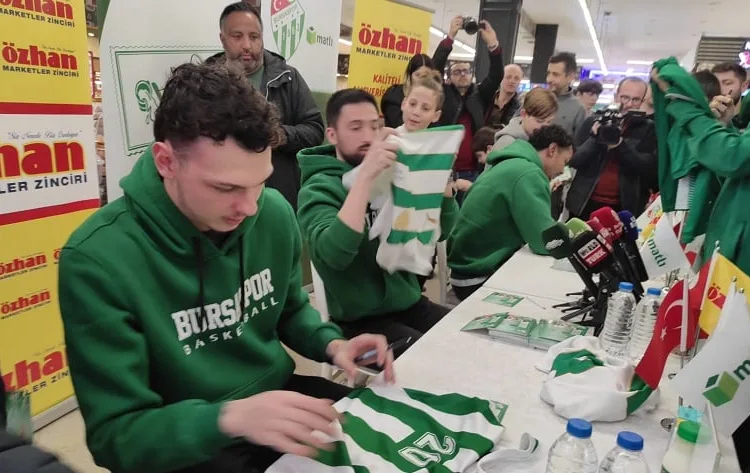 Bursaspor Yörsan Basketbol Takımı Özhan Market’te taraftarlarla buluştu