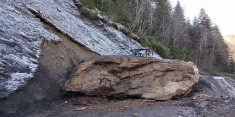 Düşen kaya, yolu ulaşıma kapattı