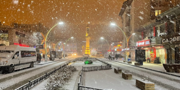 Bayburt kent merkezi beyaza büründü