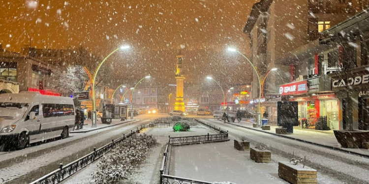 Bayburt kent merkezi beyaza büründü