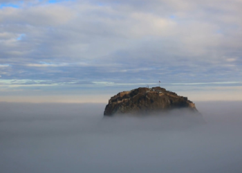 Sis bulutu altındaki tarihi Karahisar Kalesi mest etti