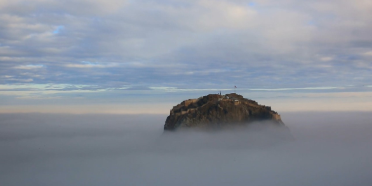 Sis bulutu altındaki tarihi Karahisar Kalesi mest etti