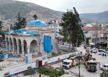 Tokat’ta tarihi cami restorasyonunda mezarlara ulaşıldı