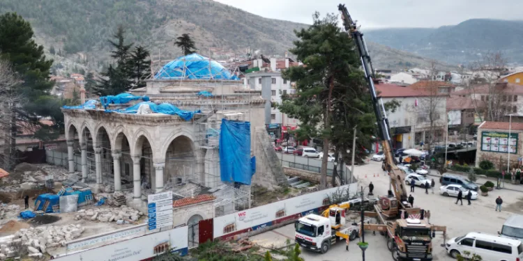 Tokat’ta tarihi cami restorasyonunda mezarlara ulaşıldı