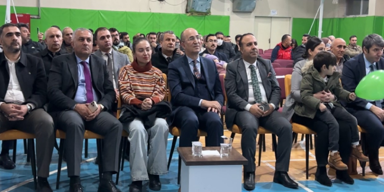 Öğretmen ve yükümlülerden müzik ziyafeti