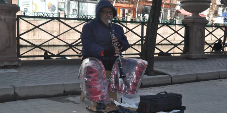 Yıllardır sokakta sanatını icra ediyor