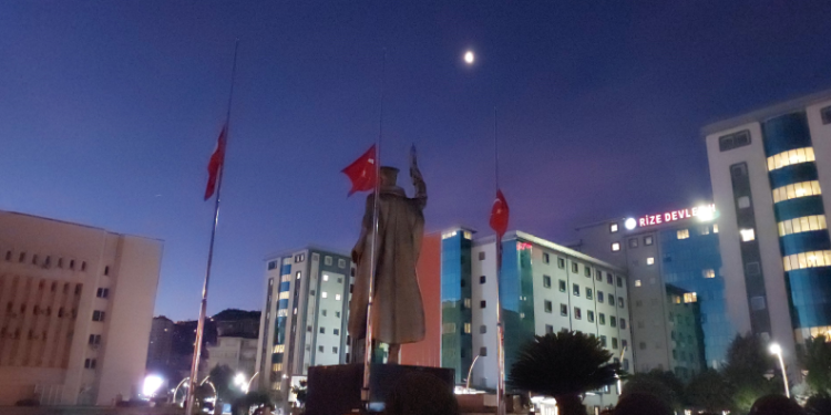 Yas nedeniyle bayraklar yarıya indirildi