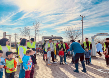 El ele verip ilkokulun duvarlarını boyadılar