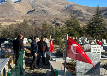 Ekinözü’nde deprem mezarlığı bayraklarla donatıldı