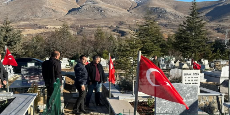 Ekinözü’nde deprem mezarlığı bayraklarla donatıldı