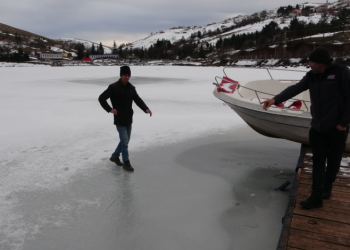 Donan göletin yüzeyinde yürüdüler