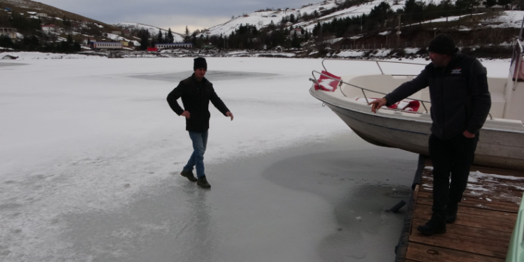 Donan göletin yüzeyinde yürüdüler