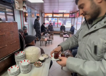 Ferdi Tayfur hayranı muhtar herkese ücretsiz Rize çayı dağıttı