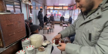 Ferdi Tayfur hayranı muhtar herkese ücretsiz Rize çayı dağıttı