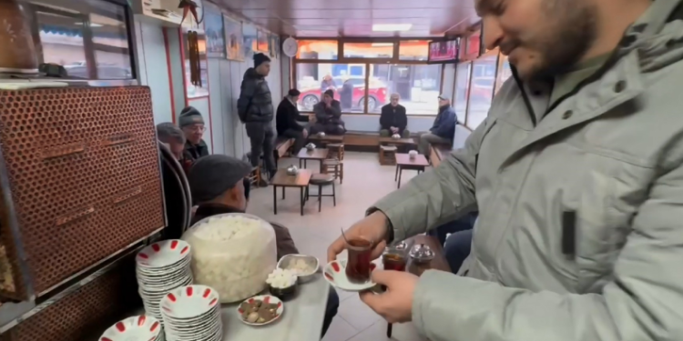 Ferdi Tayfur hayranı muhtar herkese ücretsiz Rize çayı dağıttı