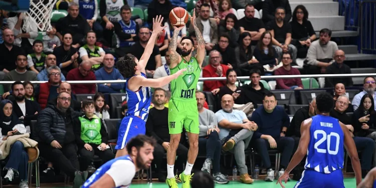 TOFAŞ Basketbol Takımı çeyrek final şansını grubun son maçına bıraktı