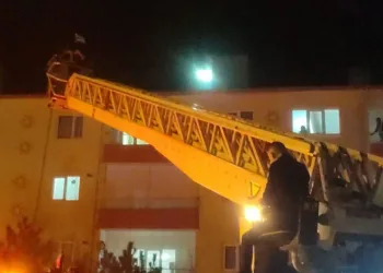 Apartman bacasında çıkan yangın paniğe sebep oldu