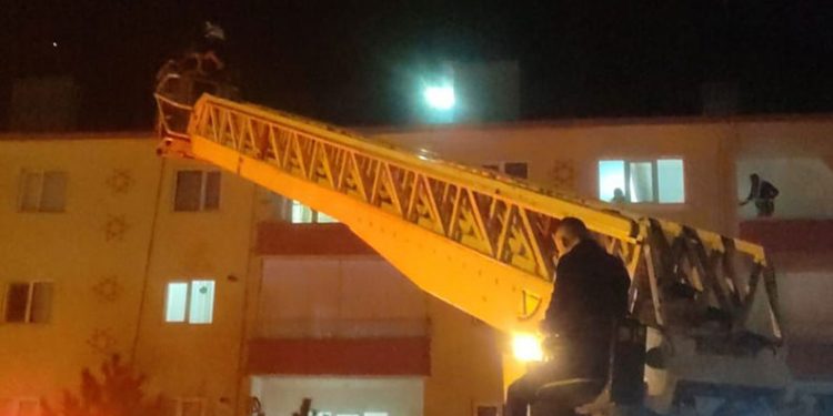 Apartman bacasında çıkan yangın paniğe sebep oldu