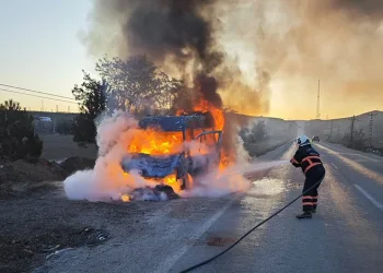 Seyir halindeki minibüs alev topuna dönüştü