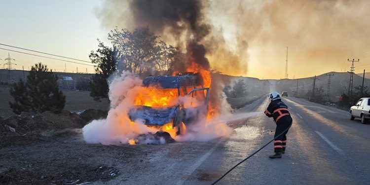 Seyir halindeki minibüs alev topuna dönüştü