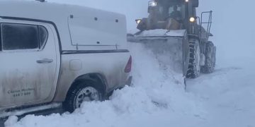 Ağrı’da karda mahsur kalan vatandaş ve ekipler kurtarıldı