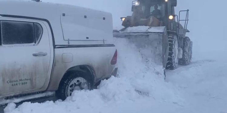 Ağrı’da karda mahsur kalan vatandaş ve ekipler kurtarıldı
