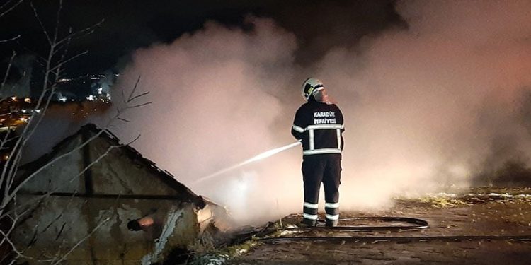 İki katlı ev alevlere teslim oldu
