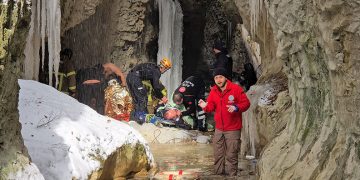 Buz kaplı yoldan çıkan otomobil 30 metreden kanyona uçtu