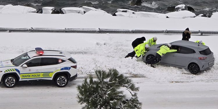 Karadeniz Sahil Yolu’nda bozulan aracı trafik polisleri itti