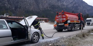 Seyir halinde alev alan otomobil söndürüldü