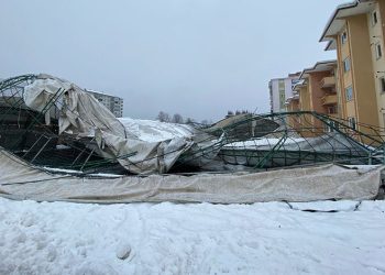 Kara dayanamayan halı sahanın çatısı çöktü
