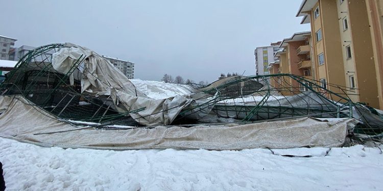 Kara dayanamayan halı sahanın çatısı çöktü