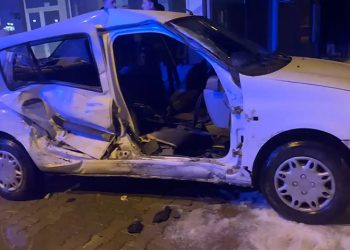 Hasta taşıyan ambulans ile otomobil çarpıştı: 8 yaralı