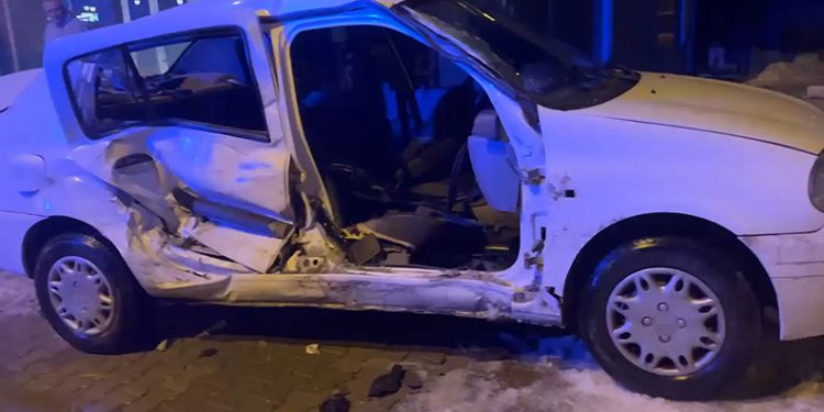 Hasta taşıyan ambulans ile otomobil çarpıştı: 8 yaralı