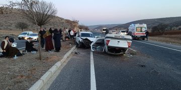Mardin’de iki otomobil çarpıştı: 10 yaralı
