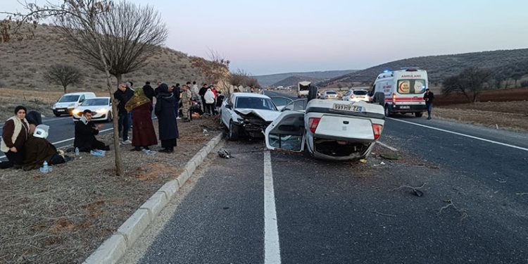 Mardin’de iki otomobil çarpıştı: 10 yaralı